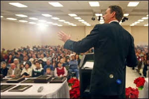 Dan Schlund keynote speaker on stage